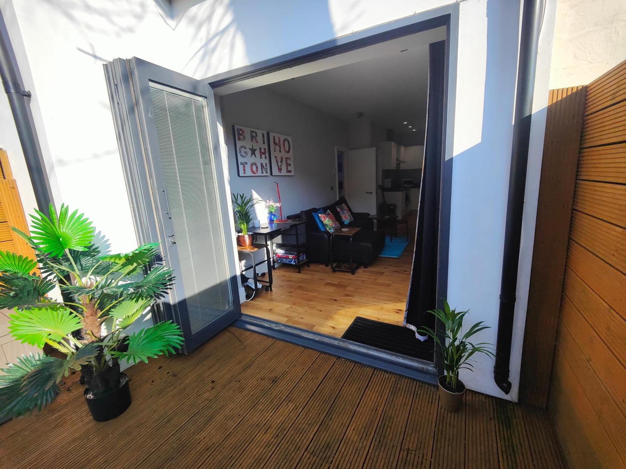 Modern Central Brighton Patio Flat - Free Parking! Exterior photo