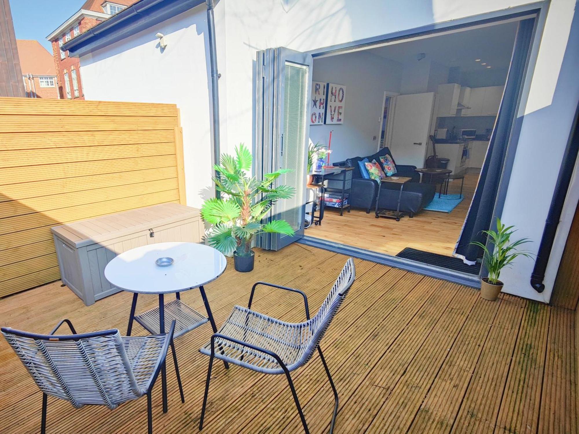 Modern Central Brighton Patio Flat - Free Parking! Exterior photo